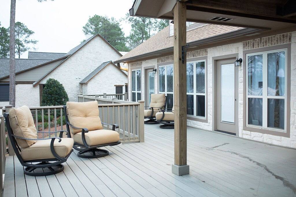 Huge waterfront lake house with spacious yard & amazing views! in Sam Rayburn Reservoir