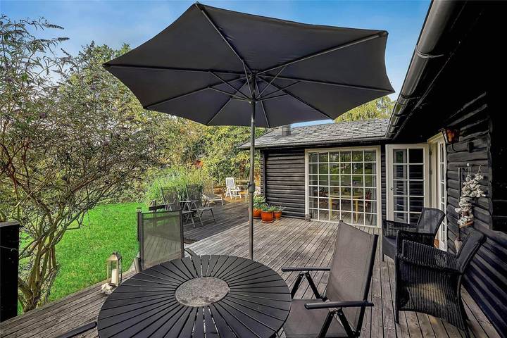 Ferieudlejning for 4 personer, med terrasse i Saksild