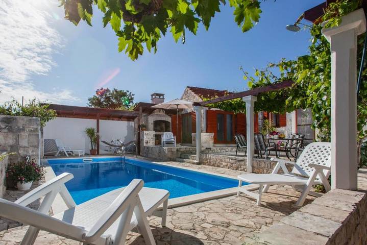 Ferienhaus für 6 Personen, mit Pool und Ausblick sowie Garten auf Solta