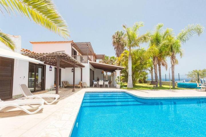 Chalet para 13 personas, con jardín además de balcón y piscina en Amarilla Golf