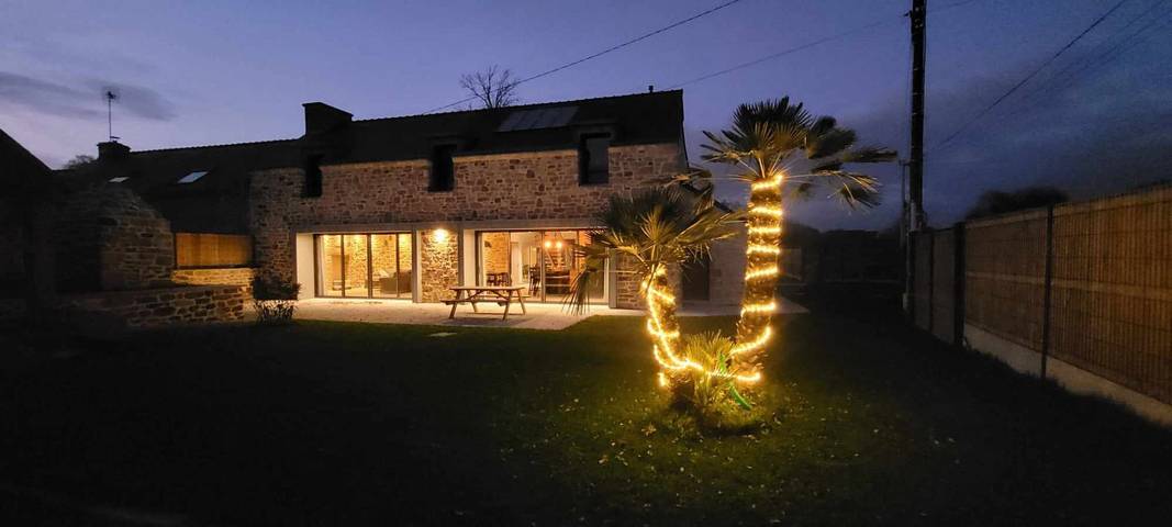 Gîte pour 15 personnes, avec jardin ainsi que terrasse et piscine à Péaule