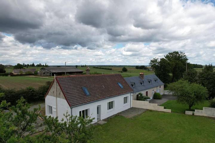 Location de vacances pour 12 personnes, avec terrasse et jardin à Saint-Vincent-du-Lorouër