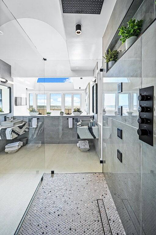 Santa Monica Beach Front Estate---Next to Sm Pier --- 2025 Renovations in Santa Monica Beach, Santa Monica