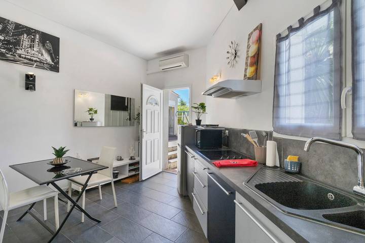 Entire studio, Studio Apartment 'Les Oliviers' with Sea View, Wi-Fi and Air Conditioning in Grosseto-Prugna, Ajaccio region