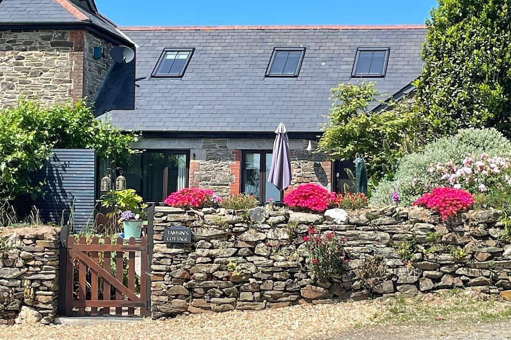 Peaceful hideaway with scenic views. Hot-tub & dog-friendly walled garden in Cornwall