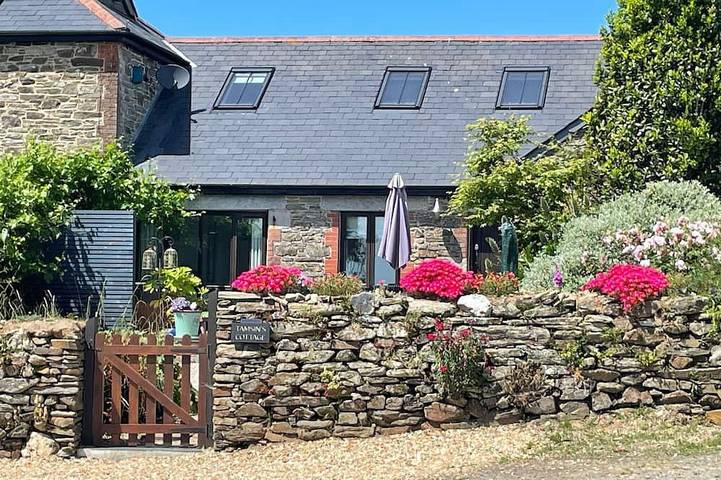 Cottage for 4 people, with Hot tub and Terrace as well as Garden in Cornwall