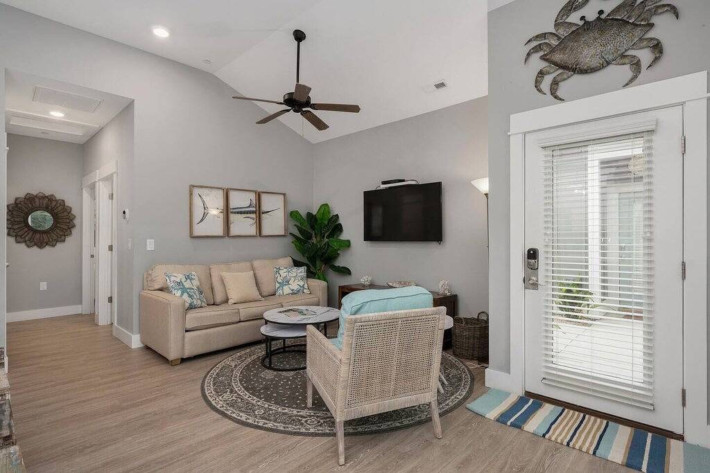 Condo with Private Hot Tub! Dogs ok! Short walk to beach, comm. Pool in Corolla, Currituck County