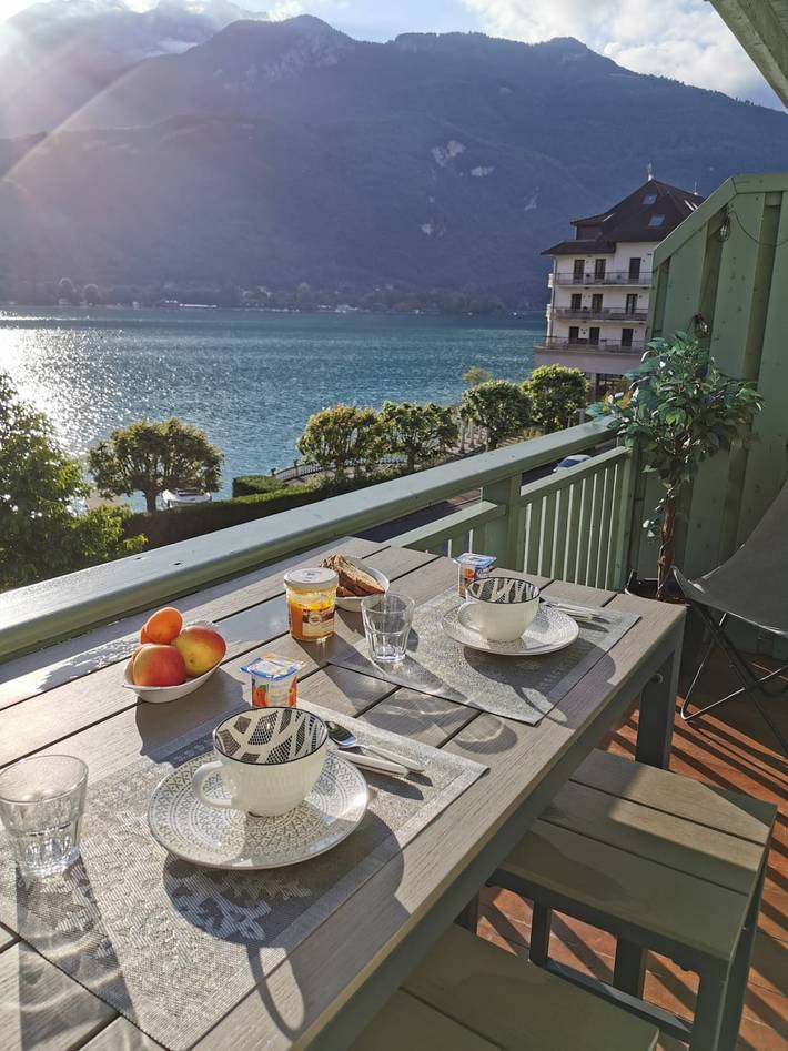 Gîte pour 2 personnes, avec vue sur le lac et balcon, animaux acceptés à Duingt