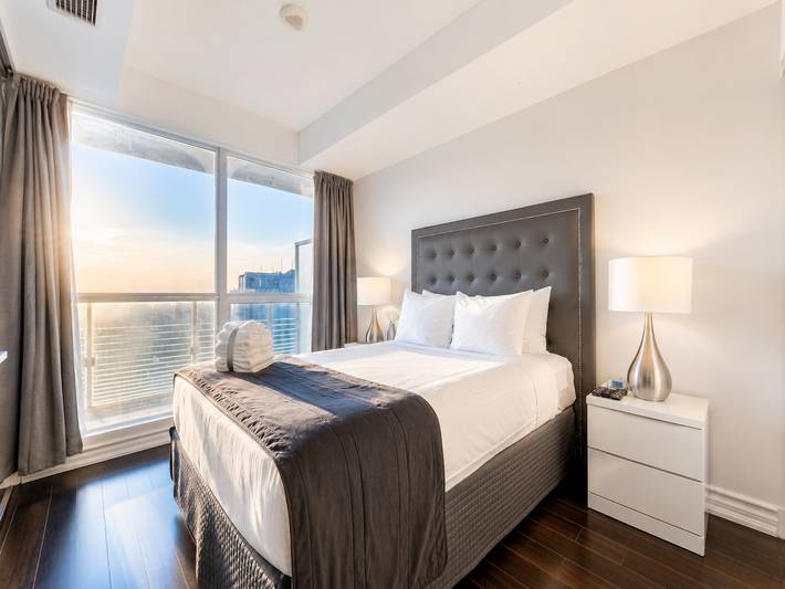 Apartamento vacacional entero, Centro de Toronto, cerca de Sick Kids, 2 dormitorios para 6 personas, balcón, 3 televisores, se admiten mascotas in Toronto, Lago Ontario (Kanada)