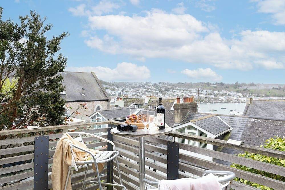 Pretty Kingswear cottage with terrace, river views in Kingswear, Devon