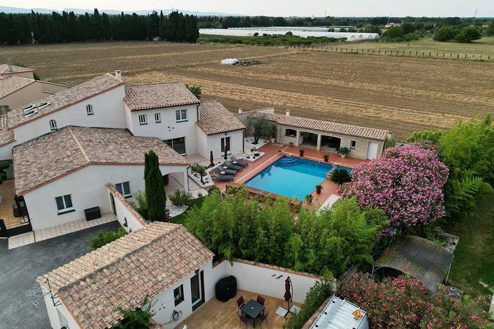 Location de vacances pour 2 personnes, avec piscine ainsi que jardin et terrasse à Théza