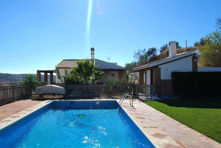 Casa de vacaciones para 11 personas, con piscina además de jardín y vistas en Antequera