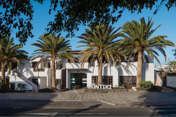 Apartahotel para 4 personas, con jardín y vistas además de piscina y piscina para niños en Puerto del Carmen