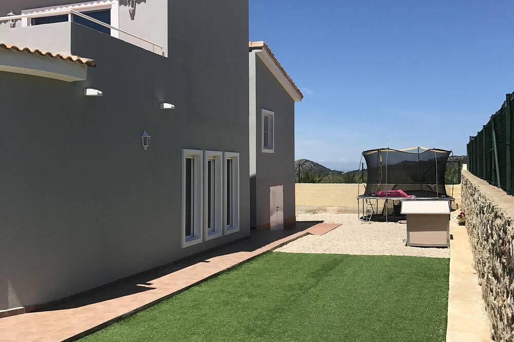 Villa moderna con excelentes vistas, orientación sur con piscina y aire acondicionado. in Gata de Gorgos, Costa Blanca