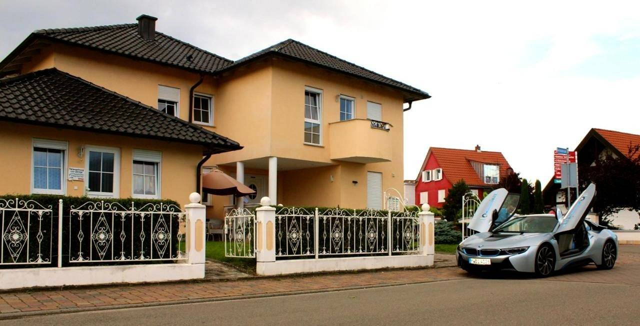 Gästehaus Tante Tienchen 7 Minuten zu Fuss zum Europa Park , plus kostenloses Parkplatzticket Rulantica ,alle unsere Suiten haben einen Balkon in Europa-Park, Rust