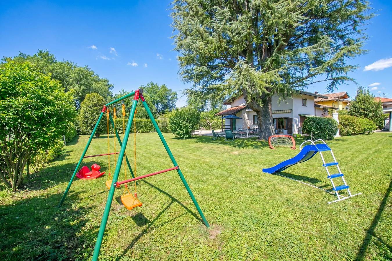 Cedar House Villa in Angera - Garden& Bbq in Angera, Comune di Angera
