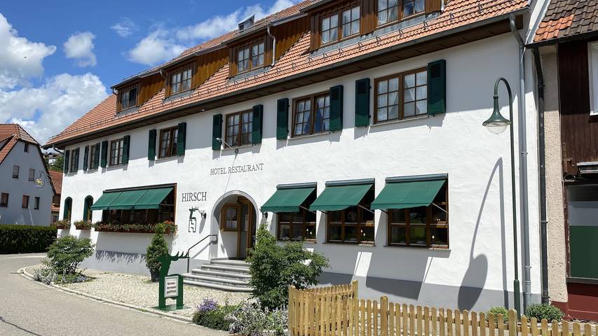 Romantik Hotel l Restaurant Hirsch - Einzelzimmer Pfaffenberg mit Balkon, 18 qm, Badezimmer mit Dusche in Sonnenbühl, Neckar-Alb