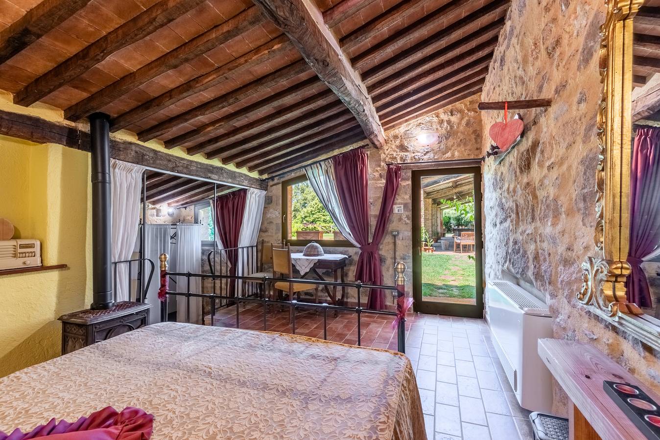 Camera 'Marroneto - Suite' con vista sulle montagne, piscina condivisa e Wi-Fi in Monticiano, Siena e dintorni