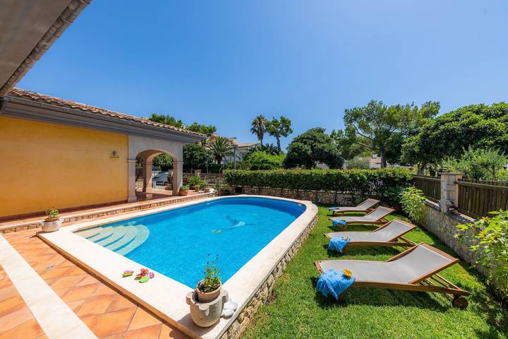 "Ca Na Rosa" à proximité de la plage avec Wi-Fi, climatisation, terrasse, jardin et piscine in Alcúdia, Côte de Majorque