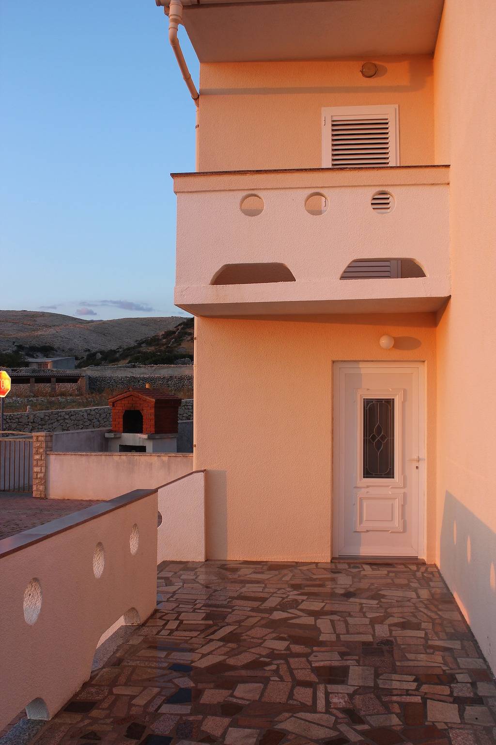 Ganze Wohnung, 2-Zimmer-Ferienwohnung mit Terrasse und Meerblick Kustici, Pag A-6287-e in Kustići, Pag