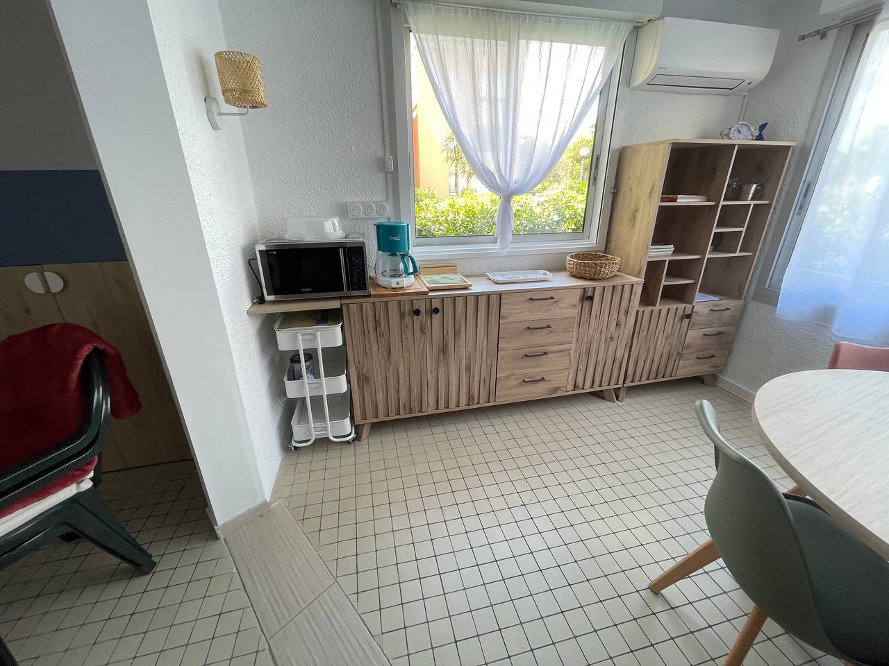 Entire apartment, **Gruissan - Ground Floor - Near Grazel Beach (150m) - Sleeps 4/5 - Secure Parking** in Gruissan (Ville), Gruissan
