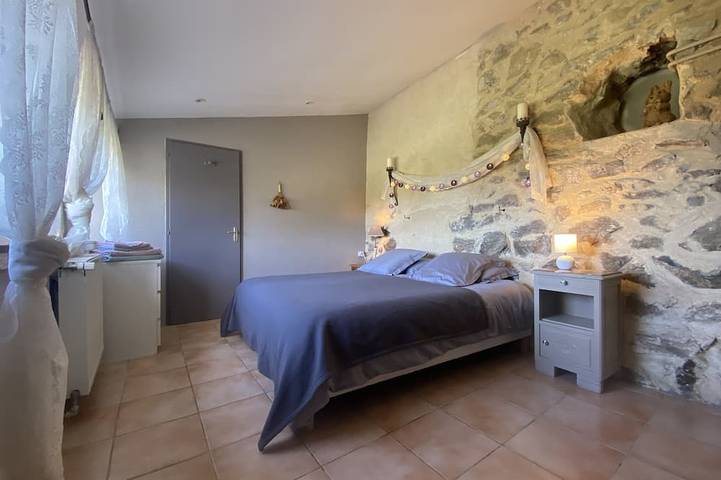 Gîte pour 8 personnes, avec piscine ainsi que terrasse et jardin, animaux acceptés à Saint-Barthélemy-le-Plain - 2
