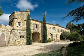 Gîte pour 4 personnes, avec sauna et piscine ainsi que terrasse et jardin à Arpaillargues-et-Aureillac