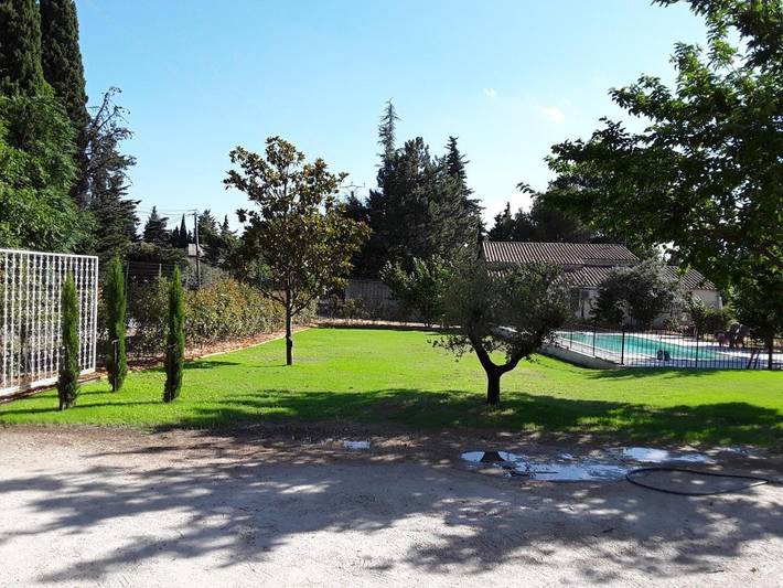 Location de vacances pour 8 personnes, avec piscine ainsi que vue et jardin à Travaillan - 4