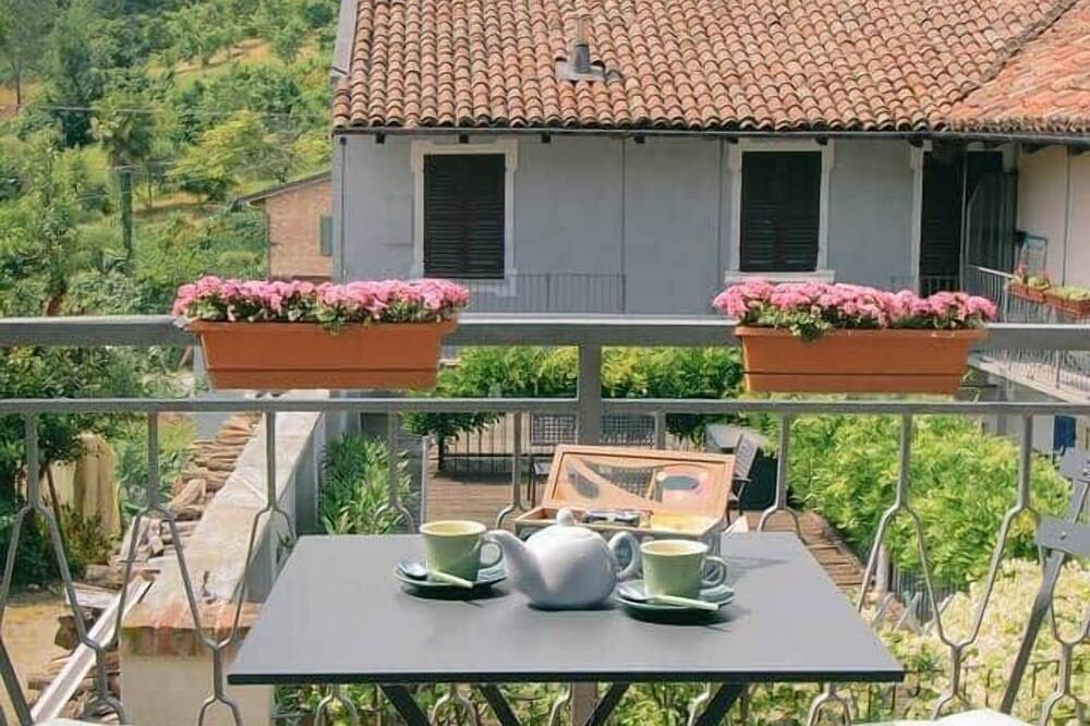 Appartamento intero, La Rosa nel Borgo - Suite con balcone e garage in La Morra, Langhe