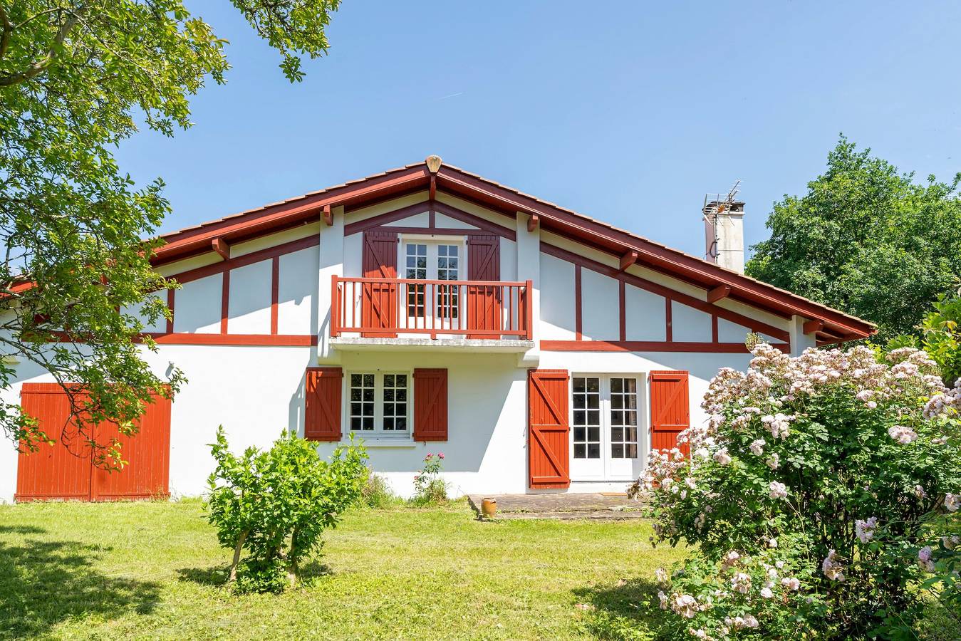 Maison de vacances "Usoak" avec vue sur les montagnes, terrasse privée et Wi-Fi in Sare, Région de Bayonne