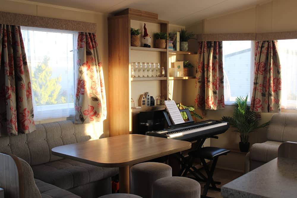Cosy beachfront getaway in West Mersea- fishing, golf & swimming pool onsite in Mersea Island, Colchester
