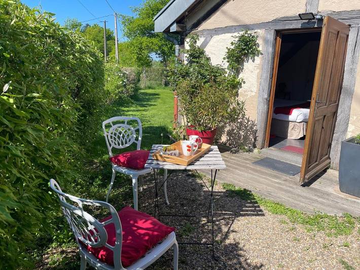 Chambre d’hôte pour 2 personnes, avec Terrasse et Jardin ainsi que Piscine et Vue à Neuvy