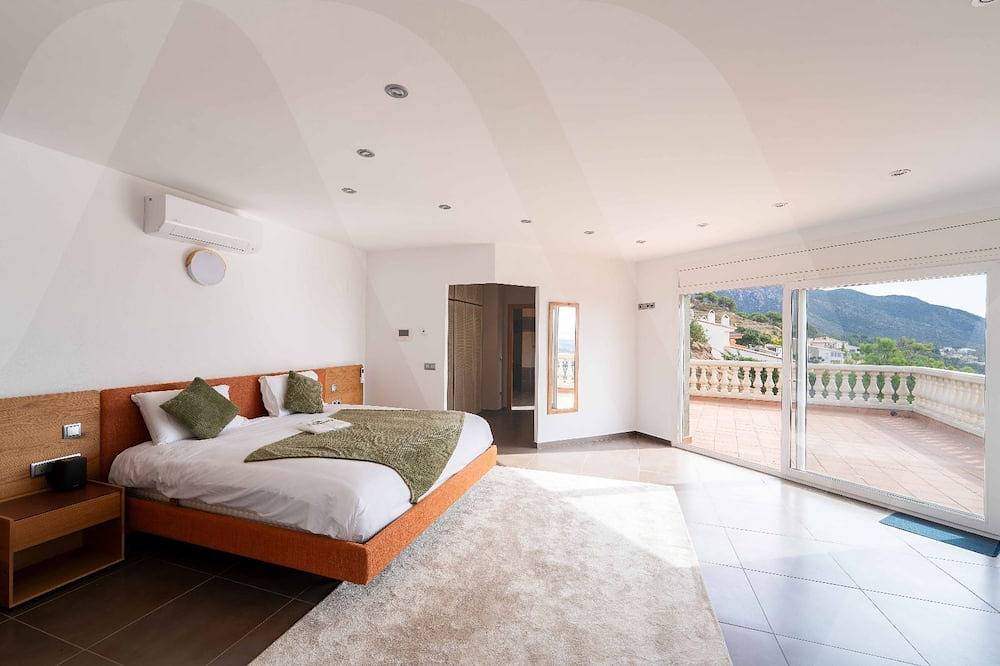 Villa 10 pers, sea view on the Costa Brava 5 min from the beach of Roses with swimming pool in Palau-saverdera, Oberampurien