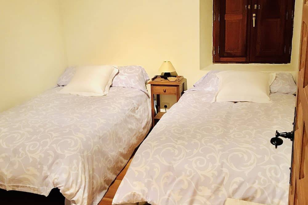 Casa con impresionante mirador de piedra suspendido en la montaña y vistas in San Roque de Riomiera, Cordillera Cantábrica