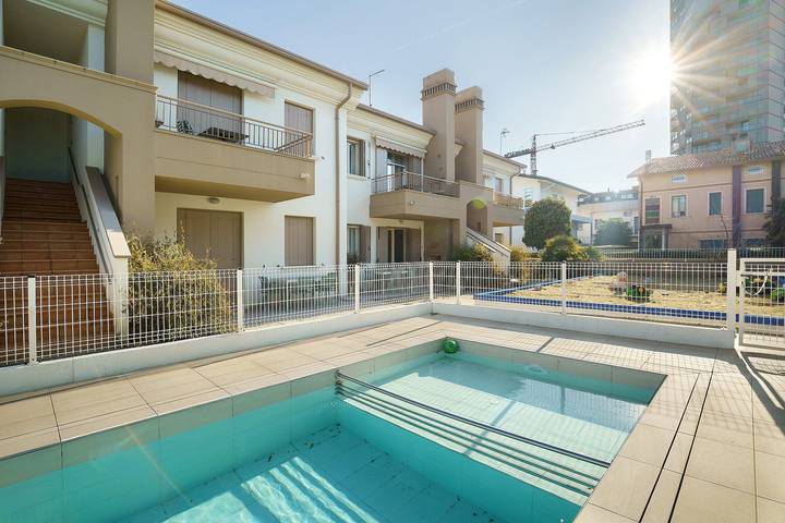 Appartamento intero, Appartamento 'Valentina 1 - Piano Terra' con Piscina in Comune, Wi-Fi e Aria Condizionata in Lido di Jesolo, Jesolo Centro