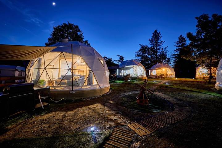 Camping für 4 Personen, mit Garten und Ausblick sowie Seeblick, mit Haustier in Tschechien