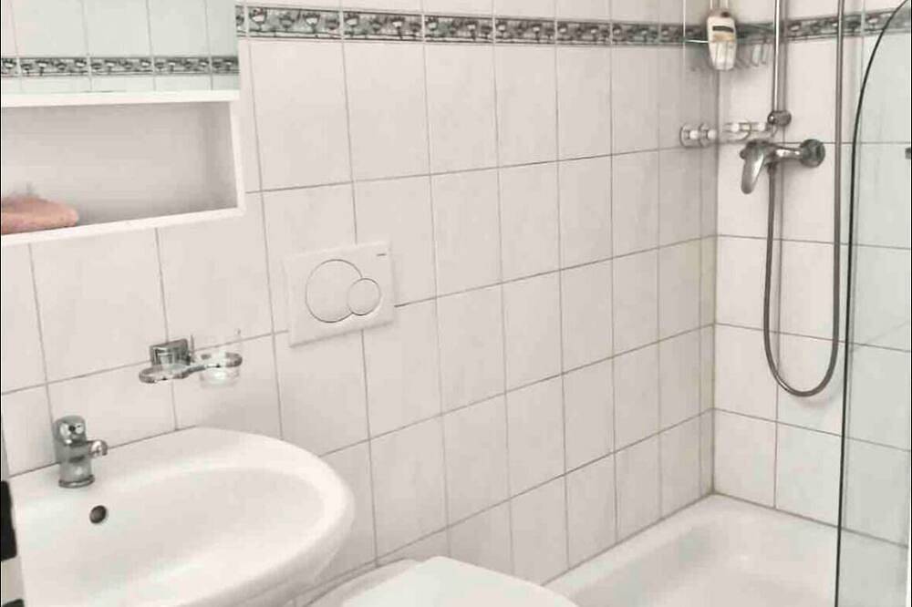 Apartamento entero, Central Old Town Gem with Rare 40m² Terrace & River Views in Zúrich, Distrito de Zúrich