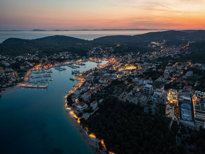 Villa pour 8 personnes, avec sauna et jardin ainsi que piscine et vue sur l’océan à Tisno - 3