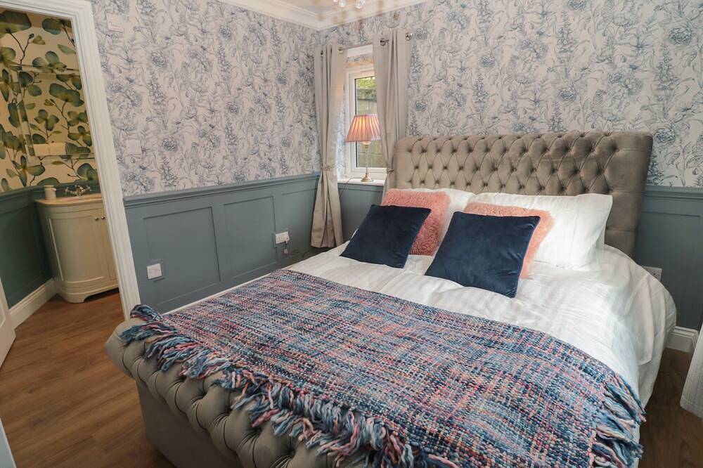 The Vault House, pet friendly, luxury holiday cottage in Bellingham in Bellingham (UK), Kielder Forest Park