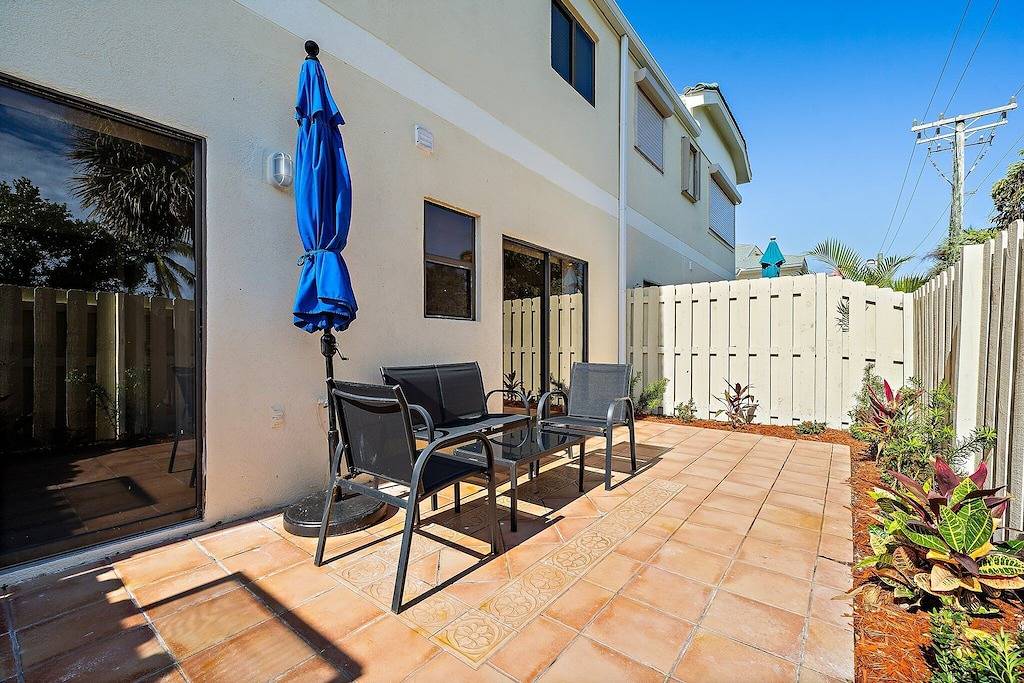 Ganze Wohnung, Newly Redone and furnished 2/2 condo that is walking distance to the beach in Jupiter, Palm Beach County