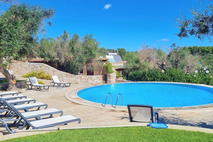 Maison de vacances pour 2 personnes, avec terrasse ainsi que piscine et jardin, animaux acceptés à Novaglie