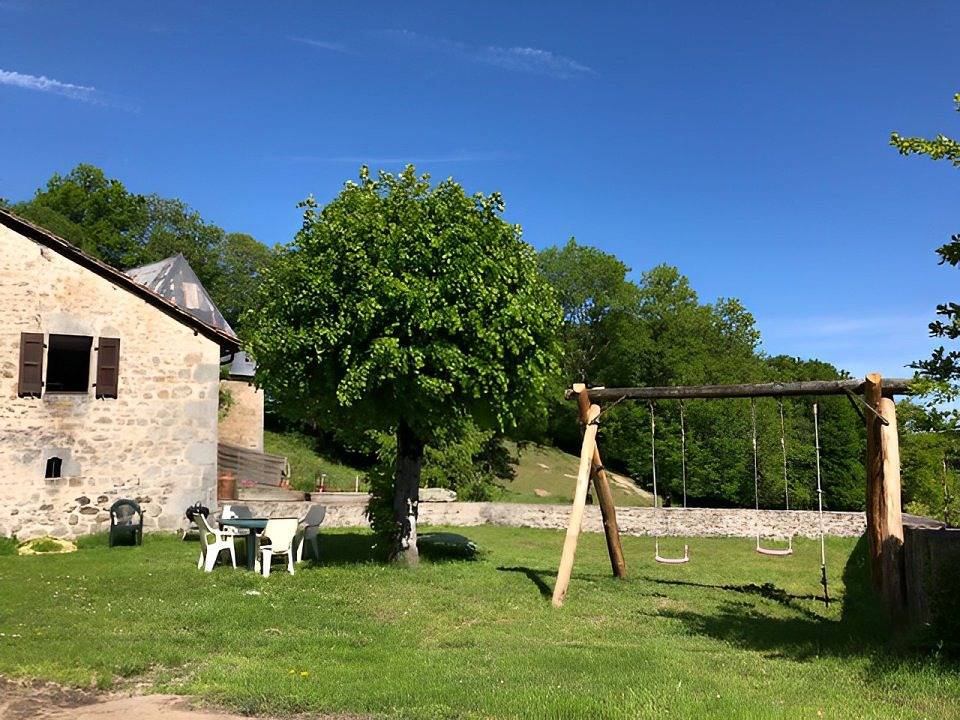 Gîte à la ferme avec pêche privée, randonnées in Roumégoux, Région d'Aurillac