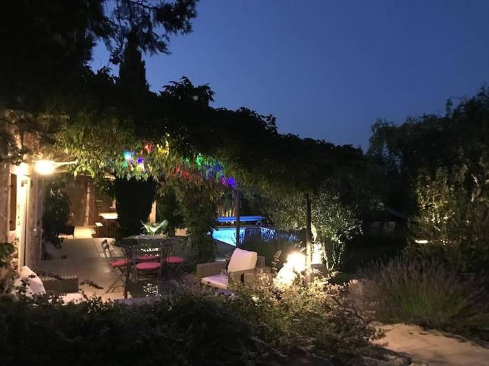 Location de vacances pour 12 personnes, avec vue ainsi que piscine et jardin à Charentay - 4