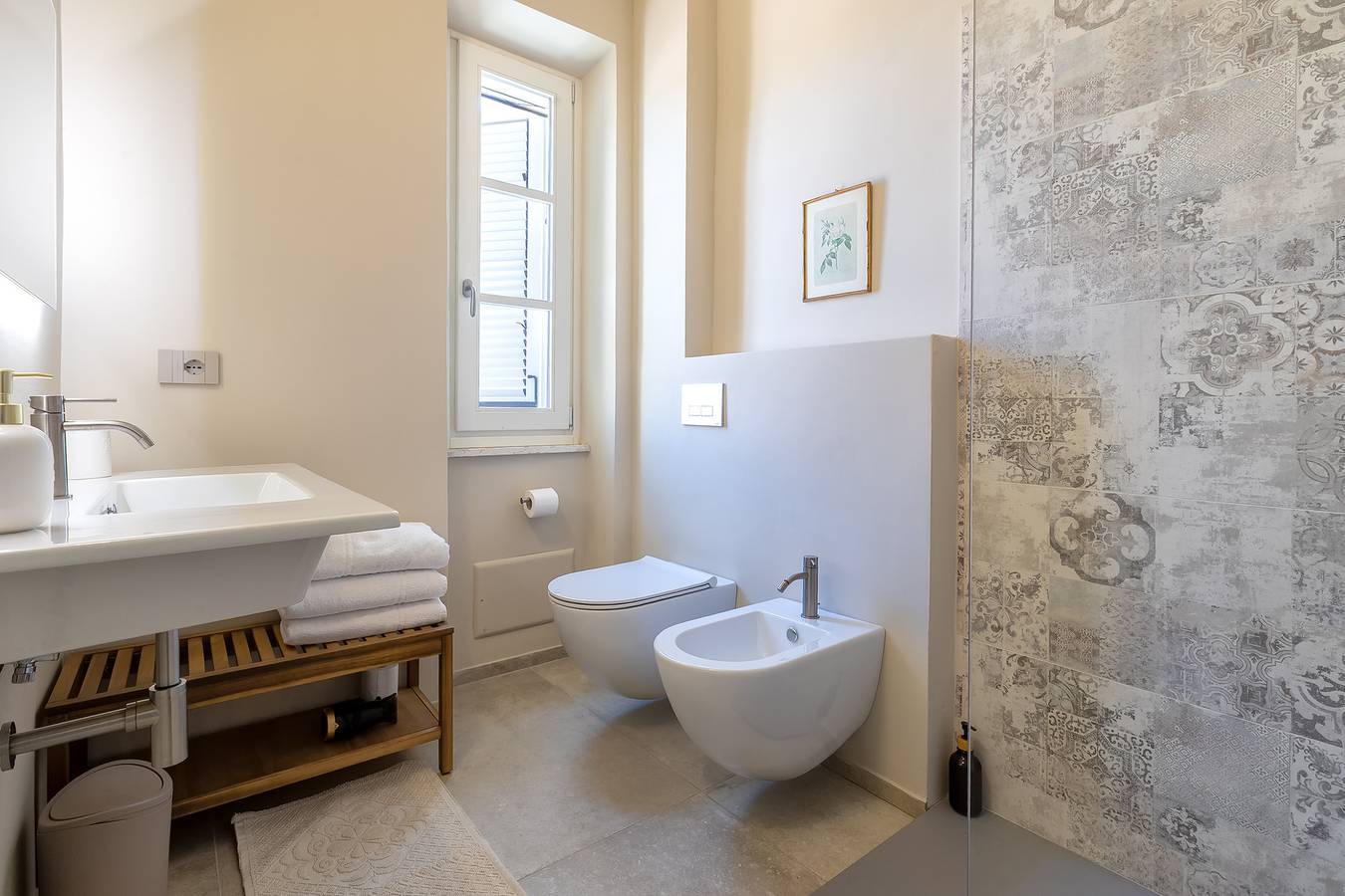 Camera 'Rosa' con piscina condivisa, Wi-Fi e aria condizionata in Alghero, Provincia di Sassari