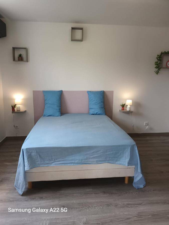 Gîte pour 2 personnes, avec terrasse et vue dans Chirongui