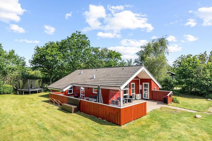 Villa für 6 Personen, mit Balkon/Terrasse und Whirlpool sowie Garten und Sauna in Jegum