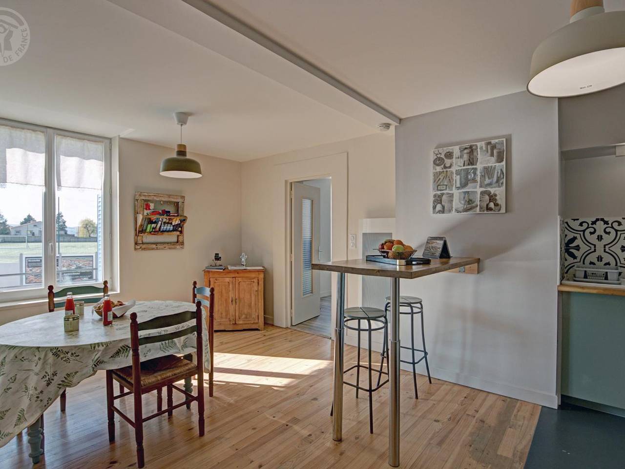 Appartement entier, Charmant appartement au-dessus d'un salon de thé avec patio et décoration contemporaine in Chazelles-sur-Lyon, Montbrison