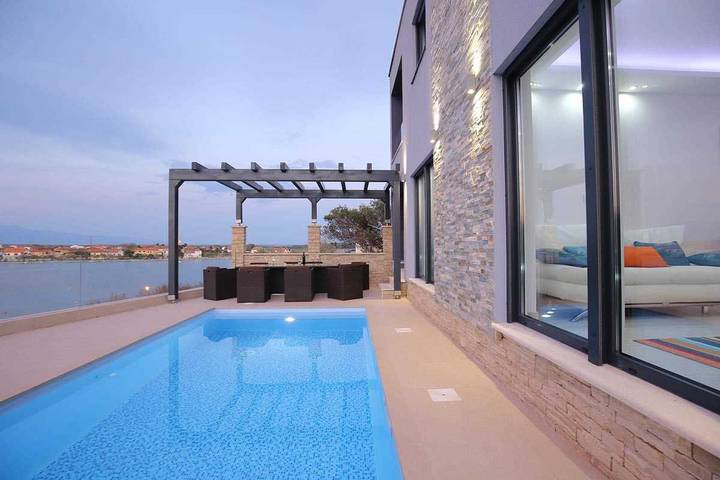 Villa pour 10 personnes, avec terrasse et piscine ainsi que vue et vue sur l’océan à Nin