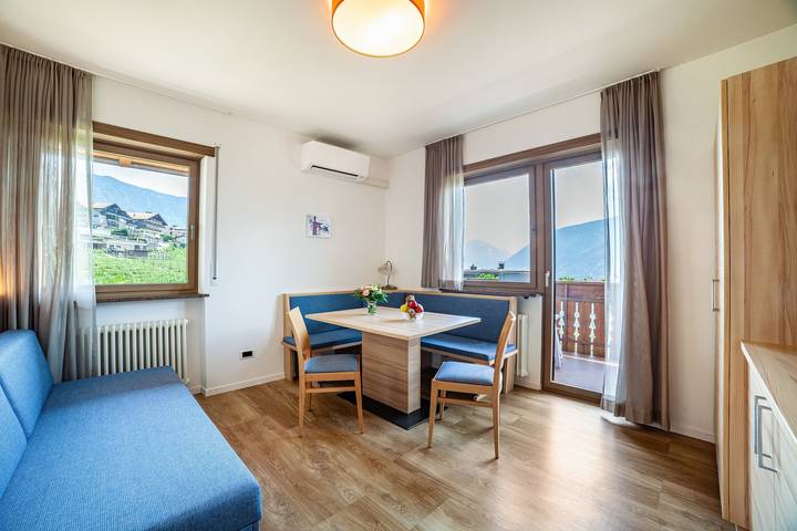 Ferienwohnung für 4 Personen, mit Balkon und Garten sowie Sauna in Schenna