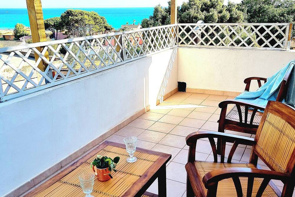 5 min walk to the beach!Stylish home with views.\n in Solanas, Comune di Sìnnia